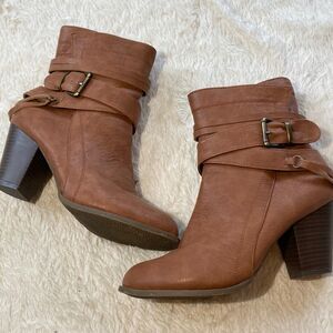 OLIVIA MILLER round toe inside zip chains and buckles vegan leather 7.5